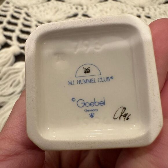 M.I Hummel Club‎ First Issue Forever Yours Vintage New in Box Porcelain Figurine - Picture 8 of 10